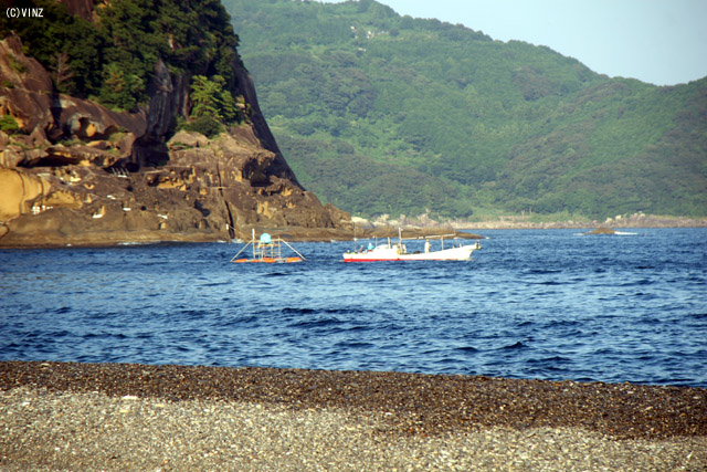 三重 熊野大花火大会　３尺玉（30号）を乗せた筏を海上自爆させる海域へ運搬